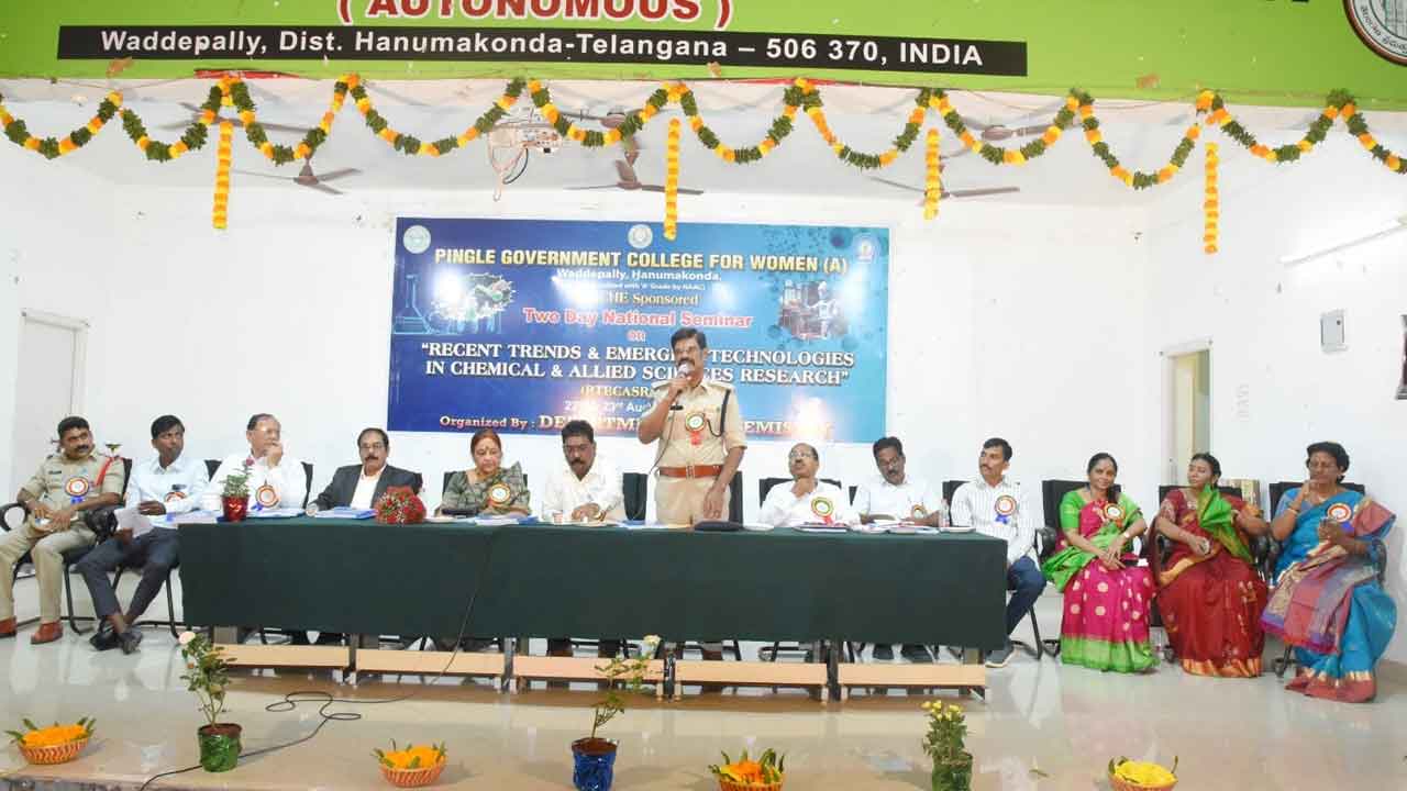 Additional DCP Ravi | ఆర్థిక స్వావలంబన సాధించేదిశగా చదువు కొనసాగించాలి : అడిషనల్‌ డీసీపీ రవి