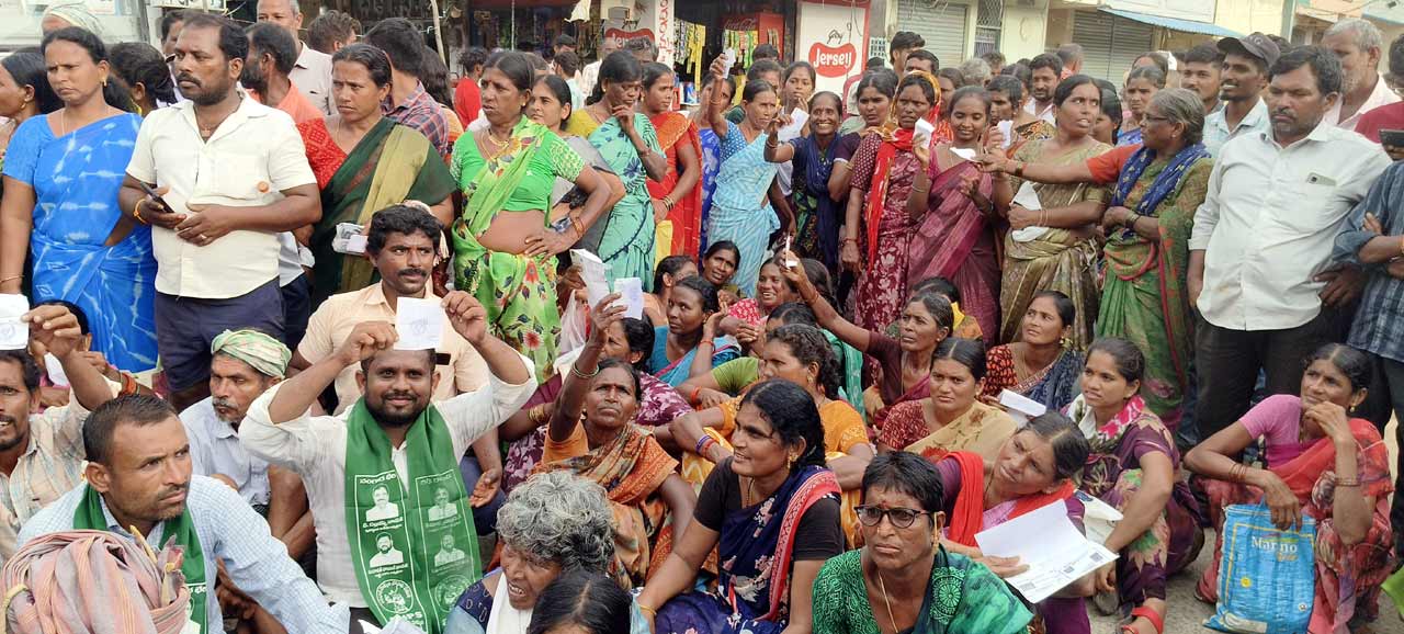 Urea Shortage | పుట్టెడు ఆశలతో నాట్లు వేసుకున్న రైతులు.. యూరియా చల్లడం అనేది పంట సంరక్షణలో సర్వసాధారణమైన ఓ పనిగా సాగిపోతుంది. కానీ ఇప్పుడు యూరియా దక్కించుకోవడం చాలా పెద్ద శ్రమైపోయింది. 