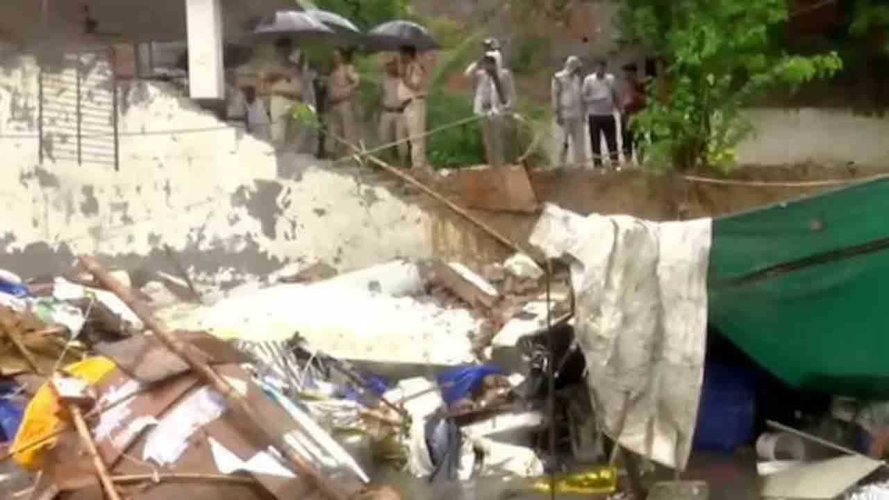 Wall Collapses | భారీ వర్షానికి కూలిన గోడ.. పిల్లలు, మహిళలతో సహా ఏడుగురు మృతి