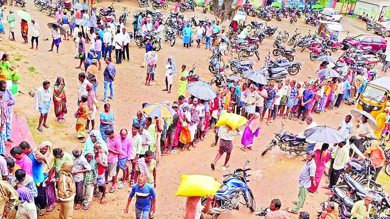 వర్షంలో తడుస్తూ.. చలికి వణుకుతూ..