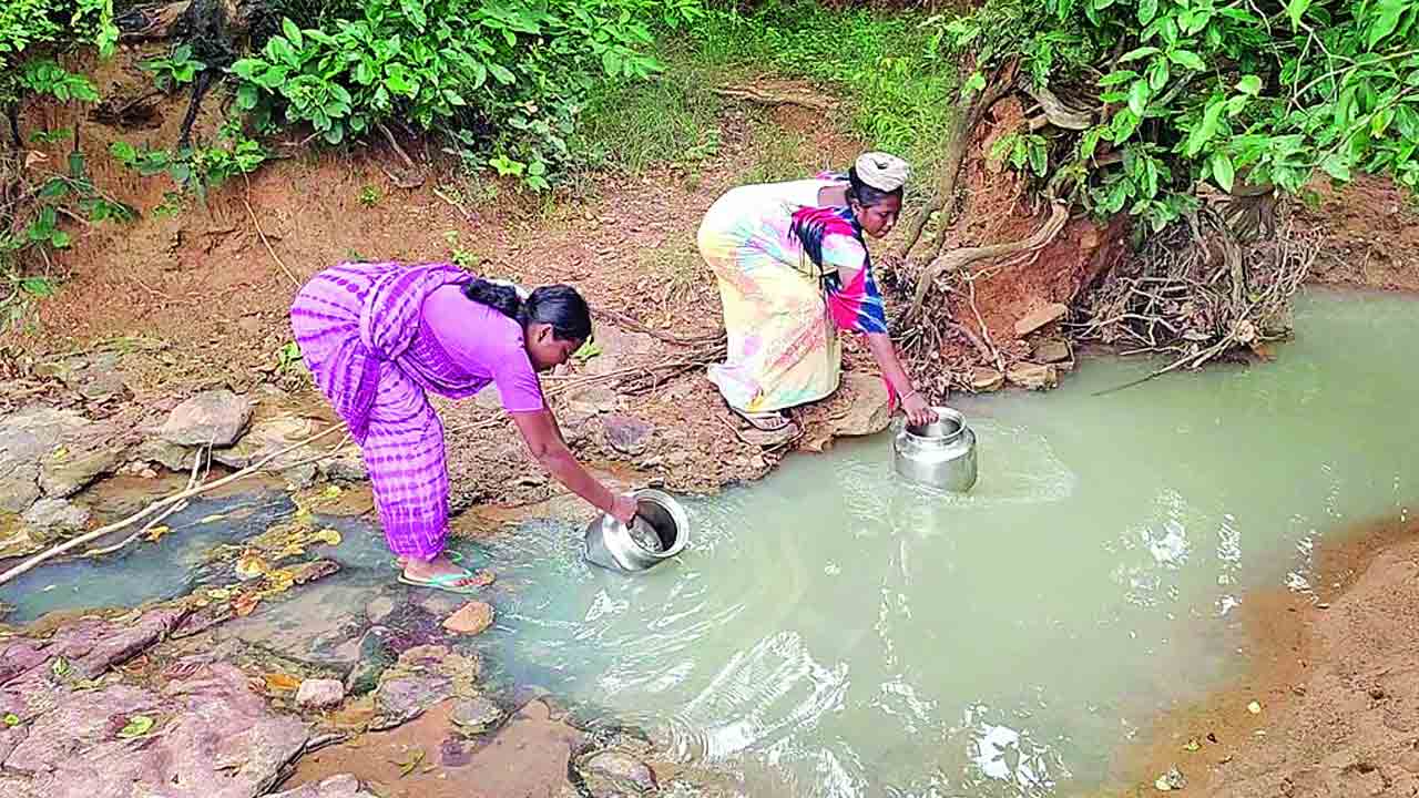 సీతక్క ఇలాకాలో ఆడబిడ్డల కష్టాలు