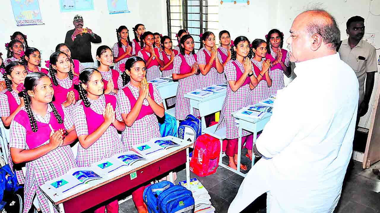 విద్యార్థినులకు మంచి భోజనం అందించాలి