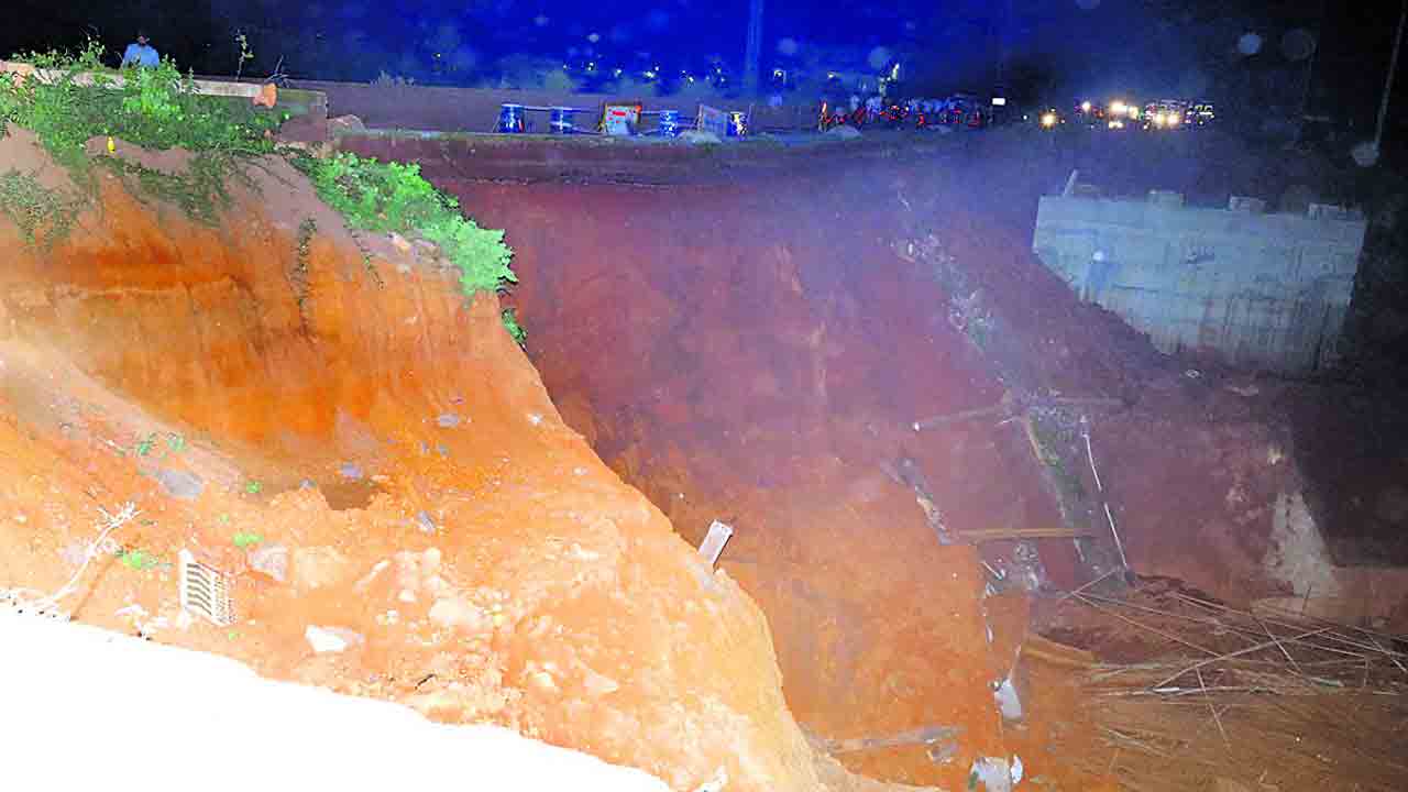 మల్లంపల్లి వద్ద కుంగిన కెనాల్‌ బ్రిడ్జి