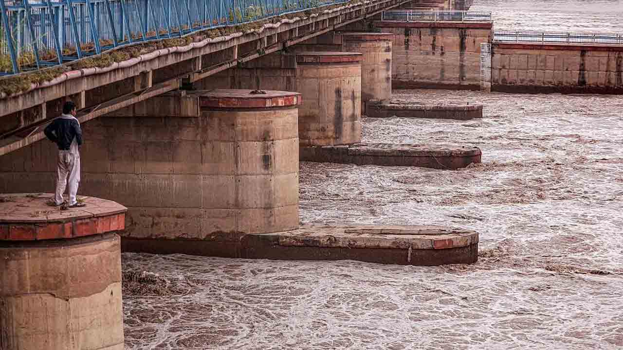 Suicide | అక్కతో వీడియో కాల్‌ మాట్లాడుతూ నదిలో దూకి తమ్ముడు ఆత్మహత్య..!