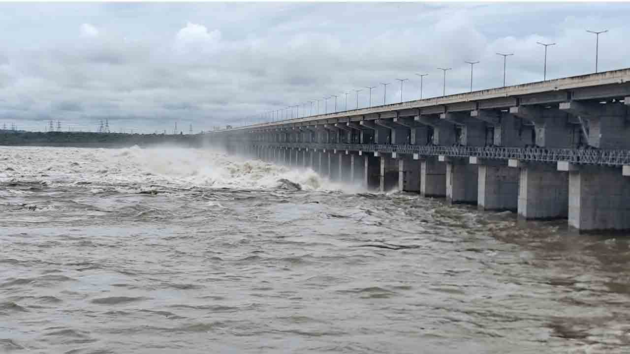 Yellampalli project | ఎల్లంపల్లి ప్రాజెక్ట్ 40 గేట్లను ఎత్తి దిగువకు నీటి విడుదల
