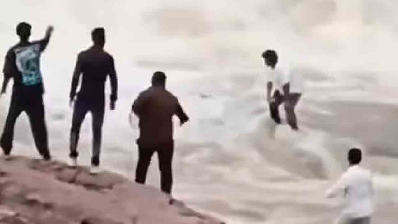 Duduma Waterfall | రీల్స్ చేస్తూ.. జలపాతంలో కొట్టుకుపోయిన యూట్యూబర్.. VIDEO