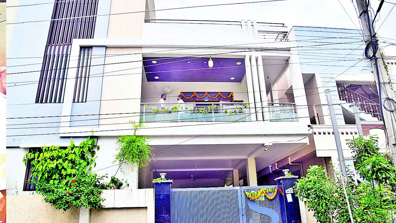 ఏసీబీ వలలో అవినీతి తిమింగలం