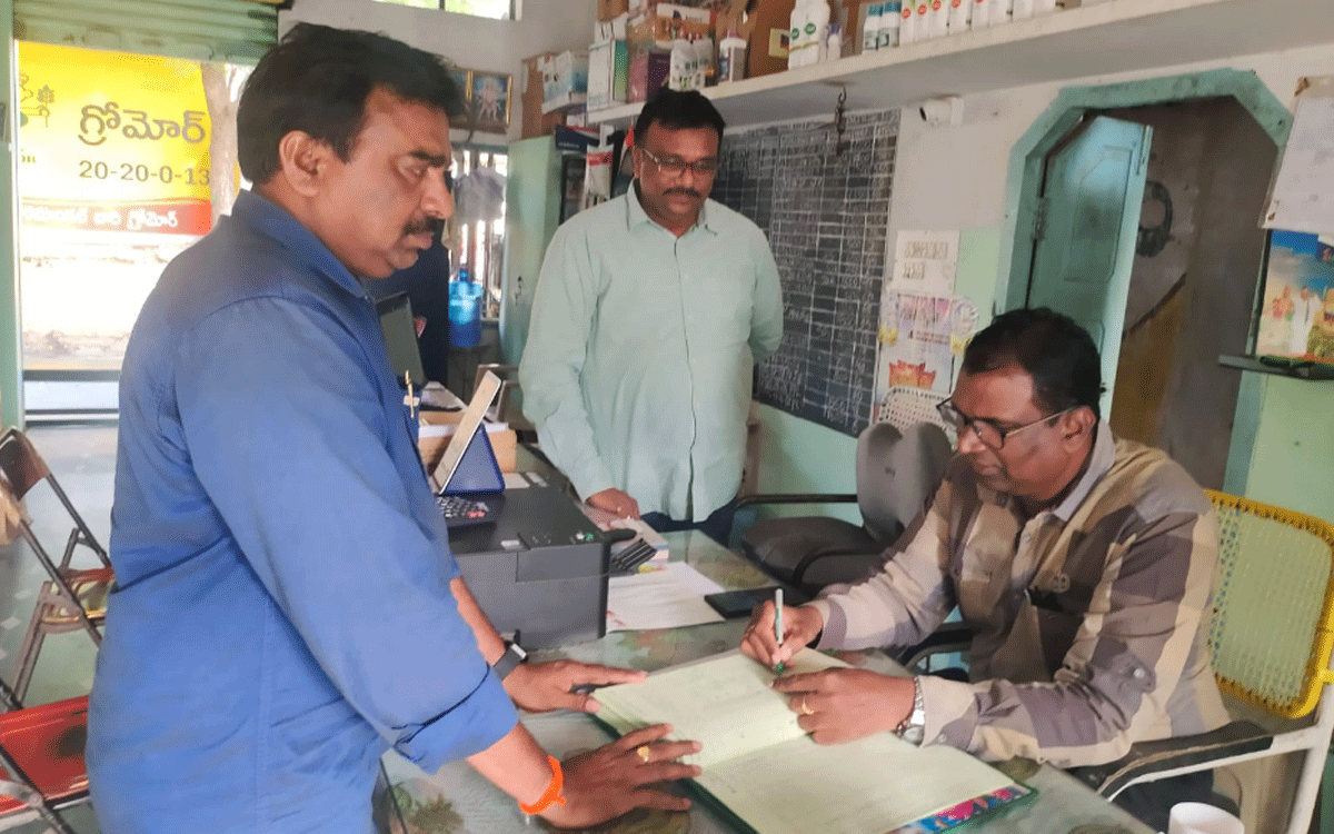 Bonakal : ఎరువులు అధిక ధరలకు విక్రయిస్తే చర్యలు : మధిర ఏడిఏ