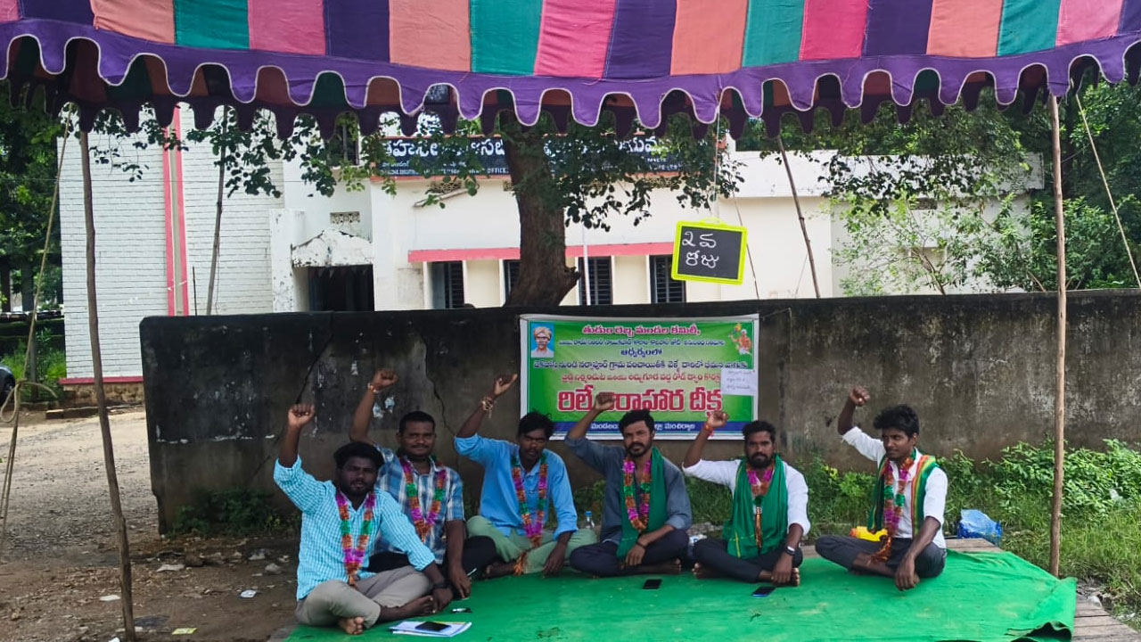 నూత‌న బ్రిడ్జి కోసం.. కొనసాగుతున్న ఆదివాసీల నిరహార దీక్ష