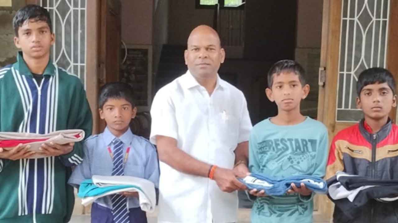 ,Don Bosco School | డాన్‌బాస్కో స్కూల్‌లో అనాథ బాలలకు దుస్తులు పంపిణీ