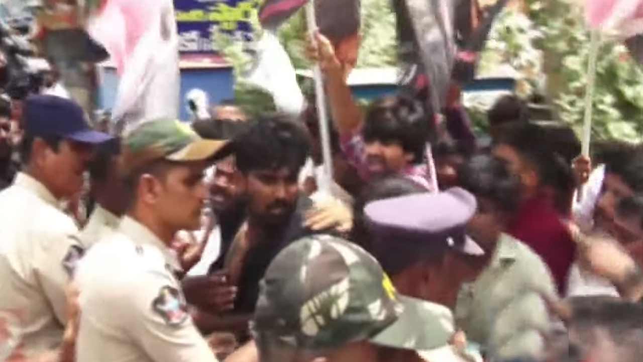 Junior NTR Fans | అనంతపురంలో మళ్లీ హైటెన్షన్‌.. ఎమ్మెల్యే దగ్గుబాటి క్యాంప్‌ ఆఫీసు ముట్టడించిన జూనియర్‌ ఎన్టీఆర్‌ ఫ్యాన్స్‌