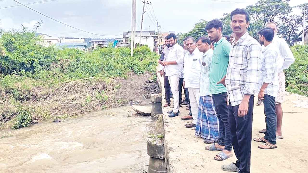 వాగుపై వంతెన నిర్మించాలి