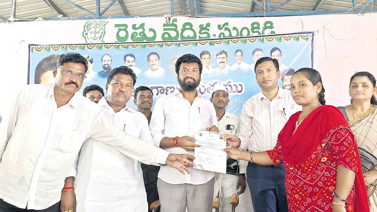 స్మార్ట్ రేషన్ కార్డులు అందించాలి