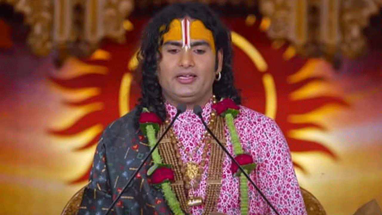 Aniruddhacharya: మ‌హిళా జ‌ర్న‌లిస్టుపై దాడి చేసిన అనిరుద్దాచార్య మ‌ద్ద‌తుదారులు.. వీడియో