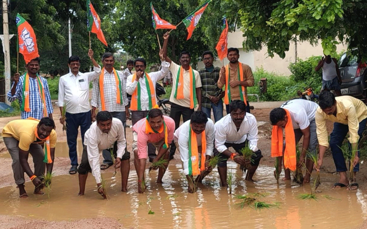 Gattuppal : అంతంపేట గ్రామ రోడ్లపై వ‌రి నాట్ల‌తో బీజేపీ నాయ‌కుల నిర‌స‌న