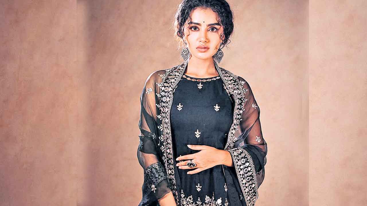 ప్రశ్నిస్తే పొగరంటారు..