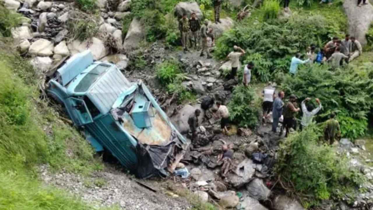 జమ్ముకశ్మీర్‌లో బోల్తాపడ్డ జవాన్ల బస్‌.. ముగ్గురు మృతి