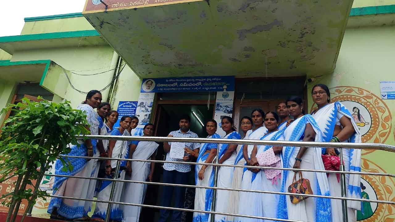 ASHA workers | సమస్యలు పరిష్కరించాలని ఆశా వర్కర్ల నిరసన : వీడియో