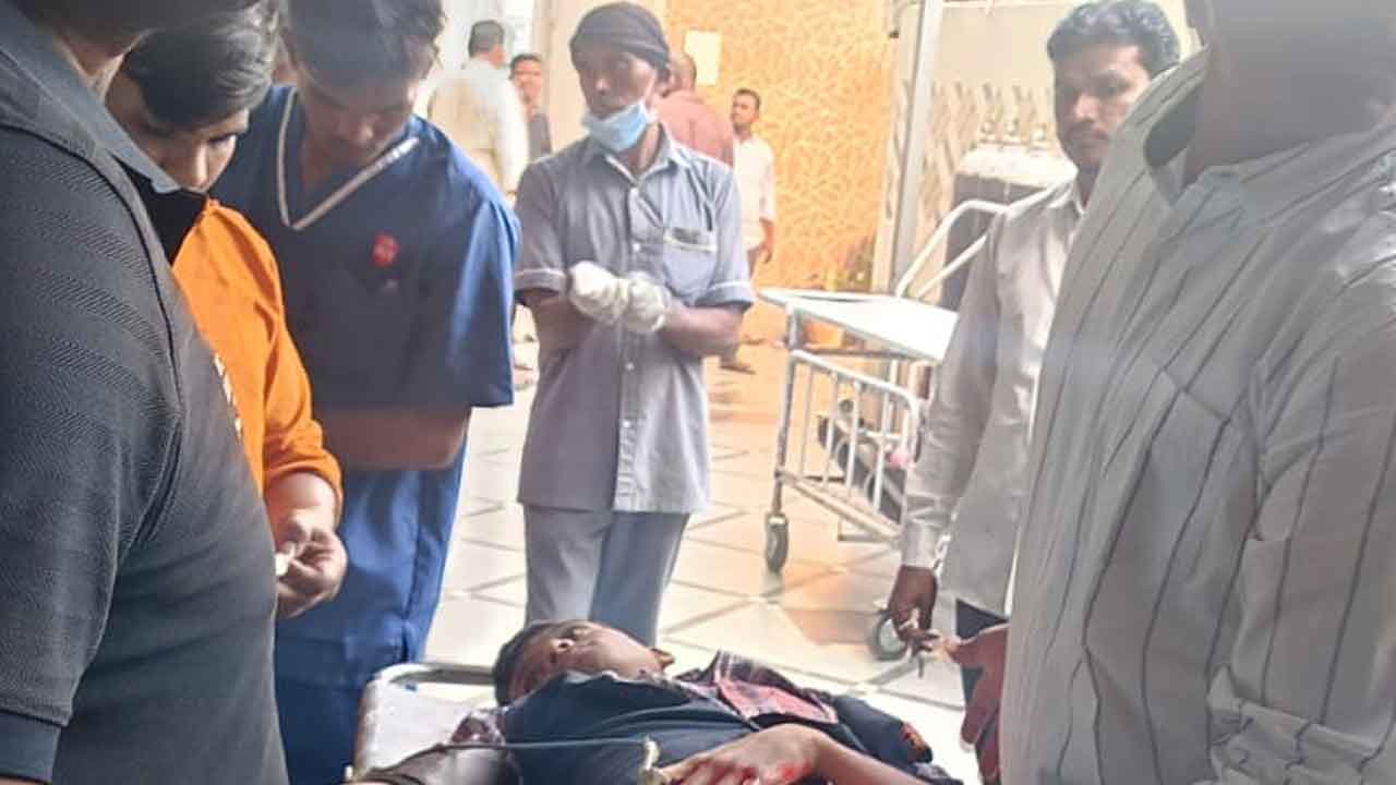 Auto overturns | కుక్కను తప్పించబోయి.. ఆటో బోల్తా విద్యార్థికి తీవ్ర గాయాలు