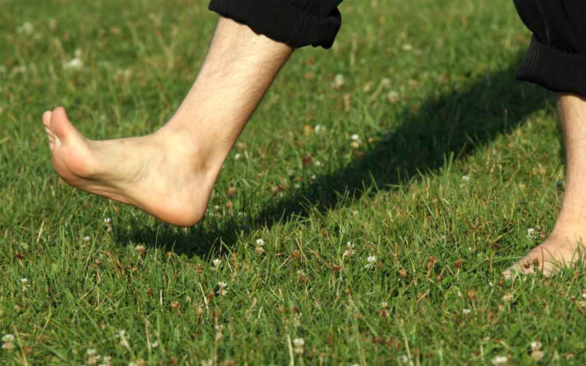 Barefoot Walking | పాదాల‌కు చెప్పులు లేదా షూస్ లేకుండా వాకింగ్ చేస్తే ఎన్ని లాభాలు క‌లుగుతాయో తెలుసా..?