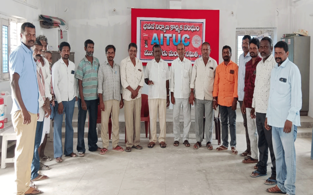 Munugode : కార్మిక హక్కులను కాలరాస్తున్న కేంద్రం : చాపల శ్రీను