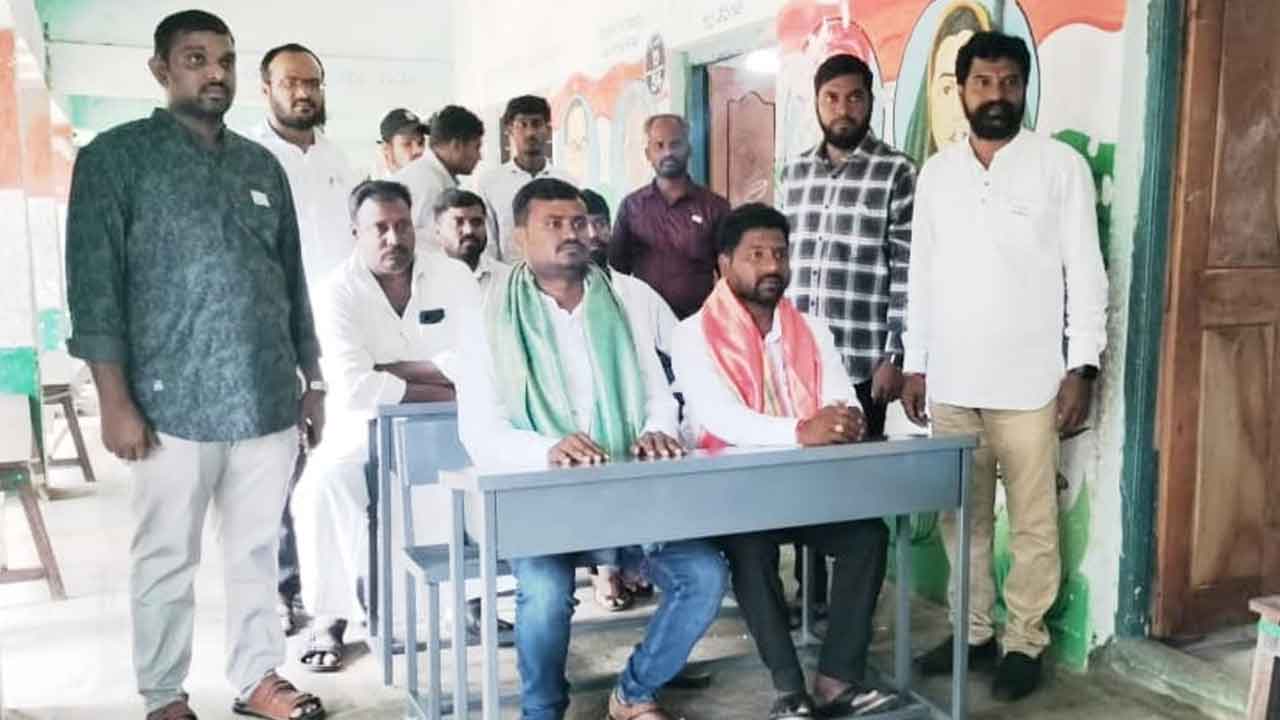 Dual desk benches | ప్రభుత్వ పాఠశాలకు డ్యుయెల్‌ డెస్క్‌ బెంచీల అందజేత