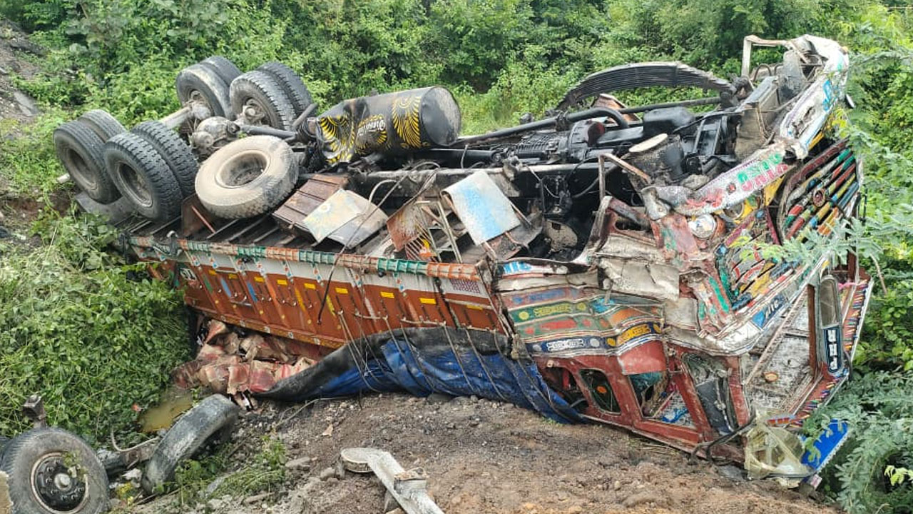 Beer Bottles | లిక్కర్ లారీ బోల్తా.. రూ. 25 ల‌క్ష‌ల విలువ చేసే బీర్లు నేల‌పాలు..!