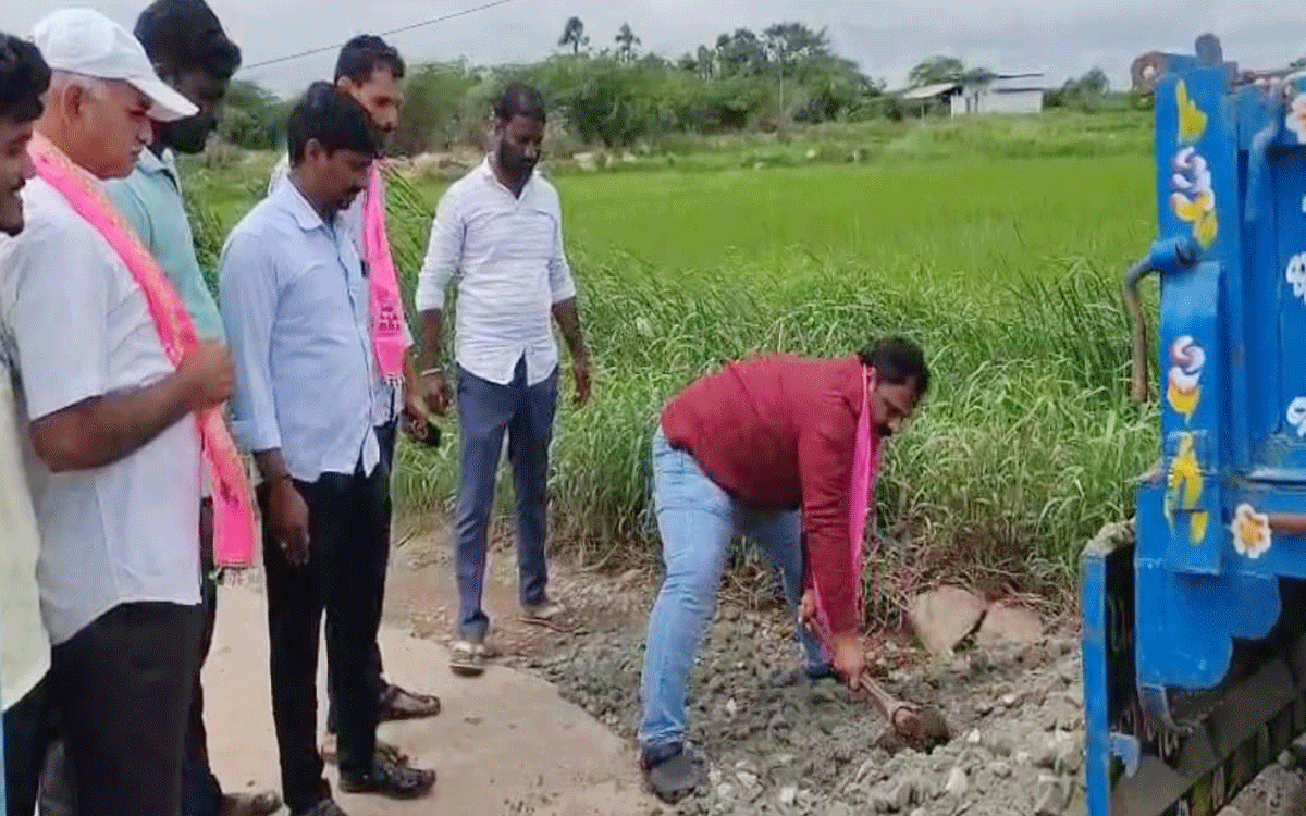 Bhoodan Pochampally : భీమనపల్లిలో రోడ్డు గుంతలు పూడ్చిన బీఆర్ఎస్ నాయకులు