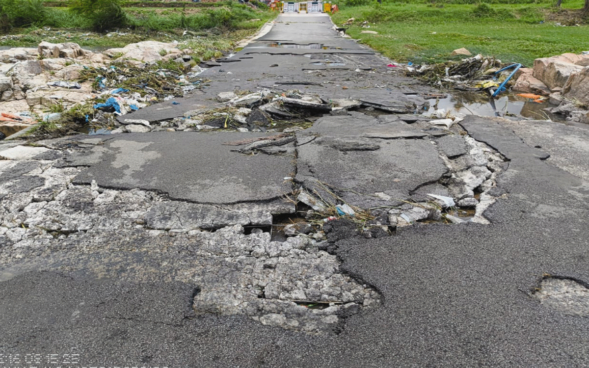 Bibinagar : బీబీనగర్‌-పోచంపల్లి మండలాల మధ్య నిలిచిన రాక‌పోక‌లు