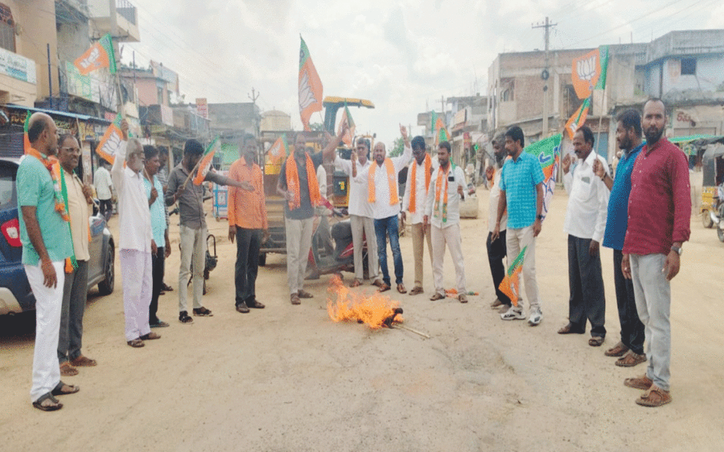 Aleru : ఆలేరులో రాహుల్ గాంధీ దిష్టిబొమ్మ ద‌గ్ధం