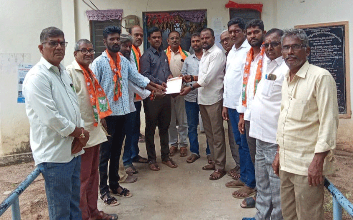 Aleru : డ్రైనేజీ పనులు పూర్తి చేయాల‌ని మున్సిప‌ల్ క‌మిష‌న‌ర్‌కు విన‌తి