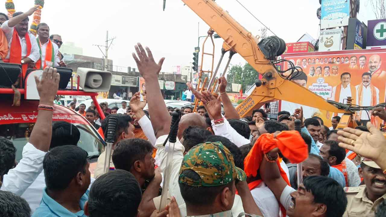 BJP | రాష్ట్ర బిజెపి అధ్యక్షుడి సమక్షంలోనే తన్నుకున్న కమలం శ్రేణులు