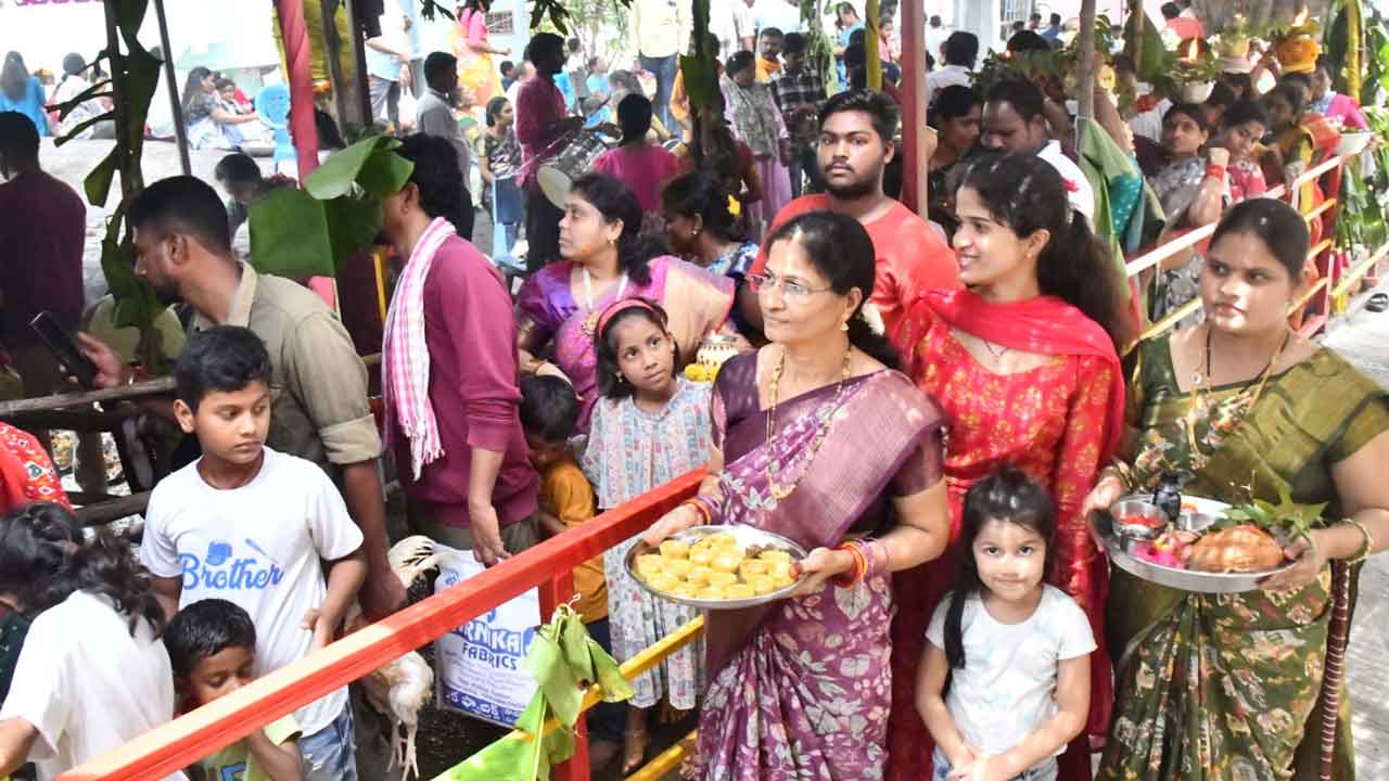 Bonala festival | గుడిబండల్‌లో ఘనంగా బోనాల పండుగ