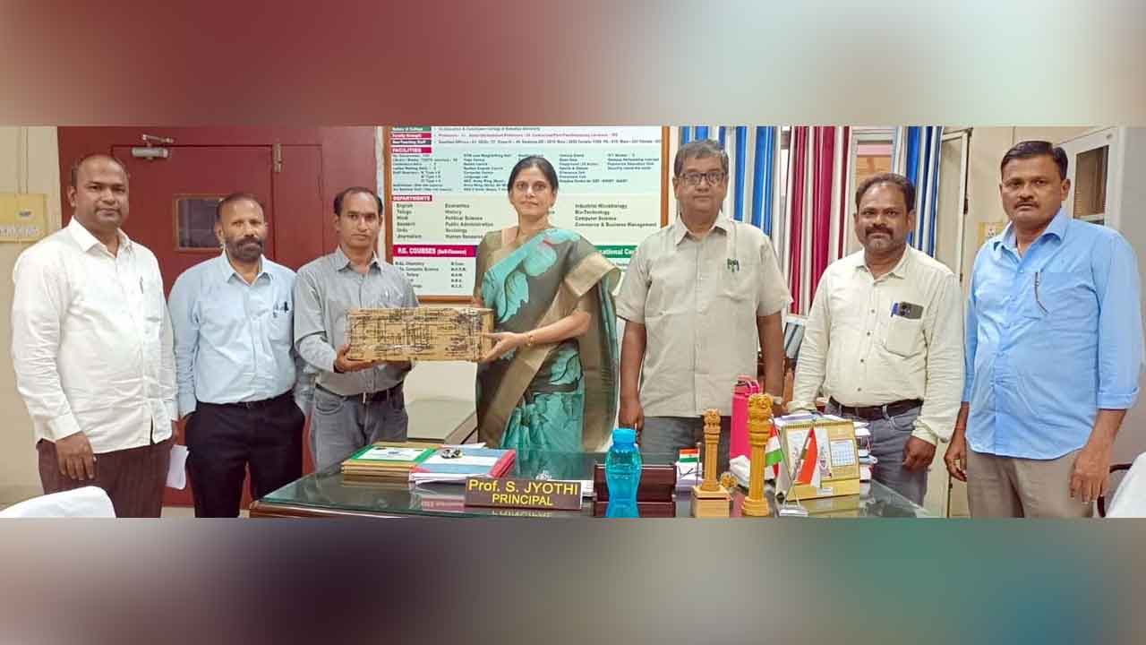 Arts College | ఆర్ట్స్‌ కాలేజీ వృక్షశాస్త్ర విభాగానికి ప్రొజెక్టర్‌ బహుకరణ