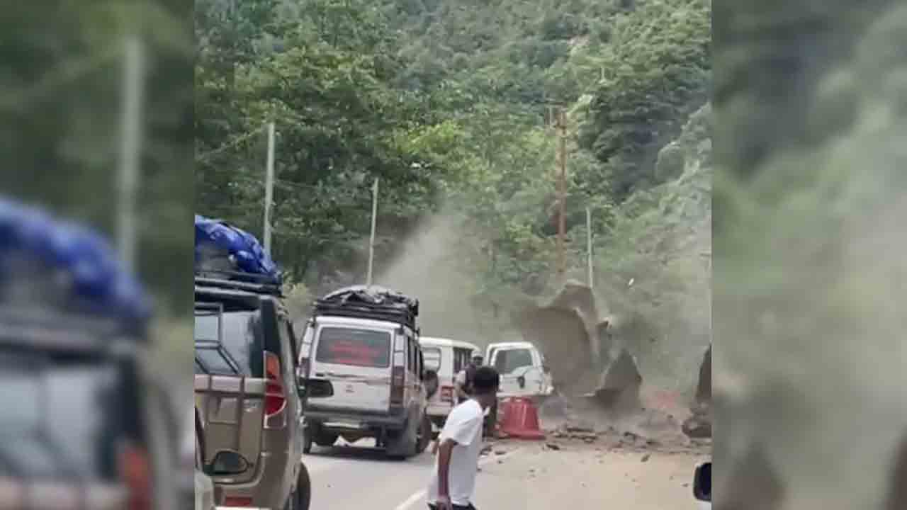 Landslide | అరుణాచల్‌ ప్రదేశ్‌లో కొండచరియల బీభత్సం.. వాహనాలపై పడిన బండరాళ్లు.. వీడియో