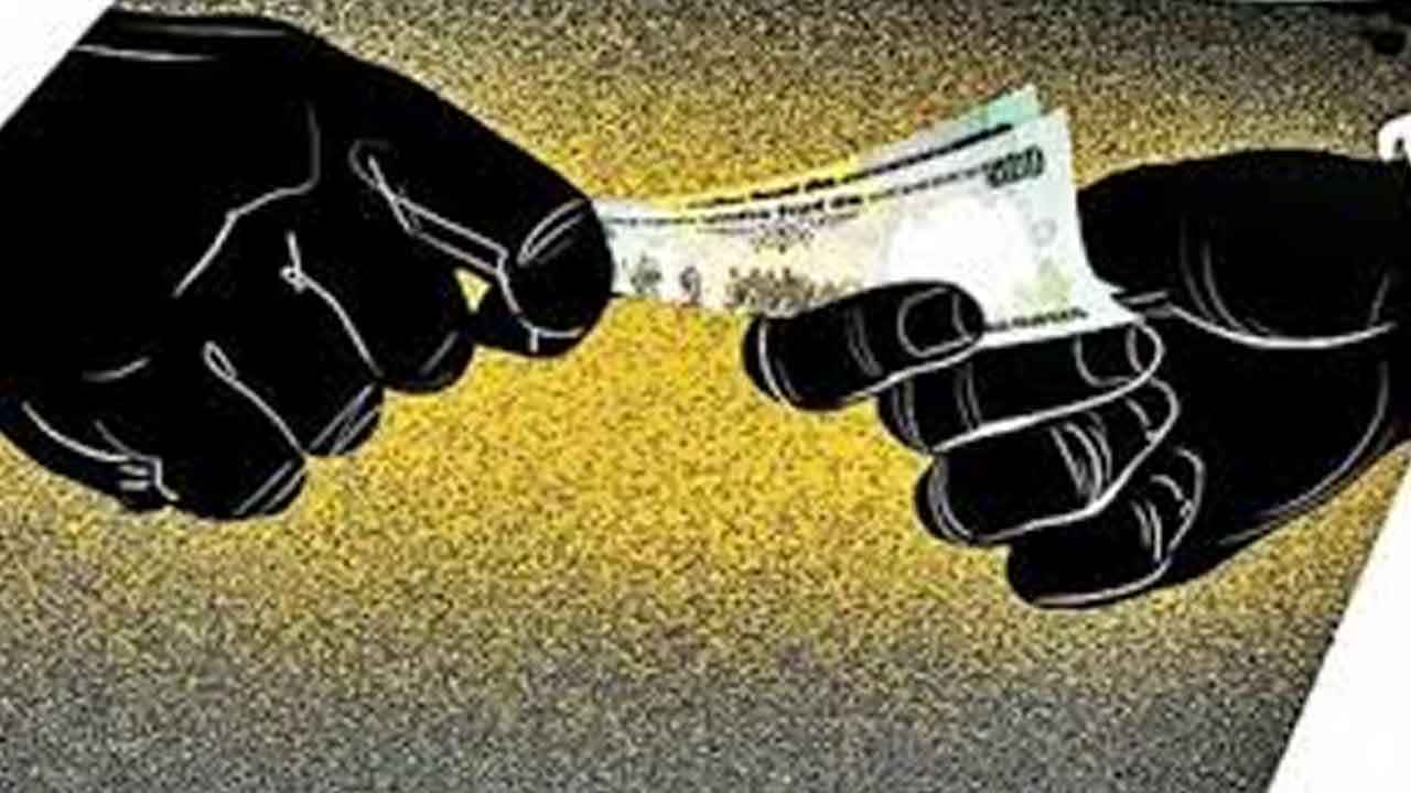 ఏసీబీకి చిక్కిన అవినీతి అధికారులు
