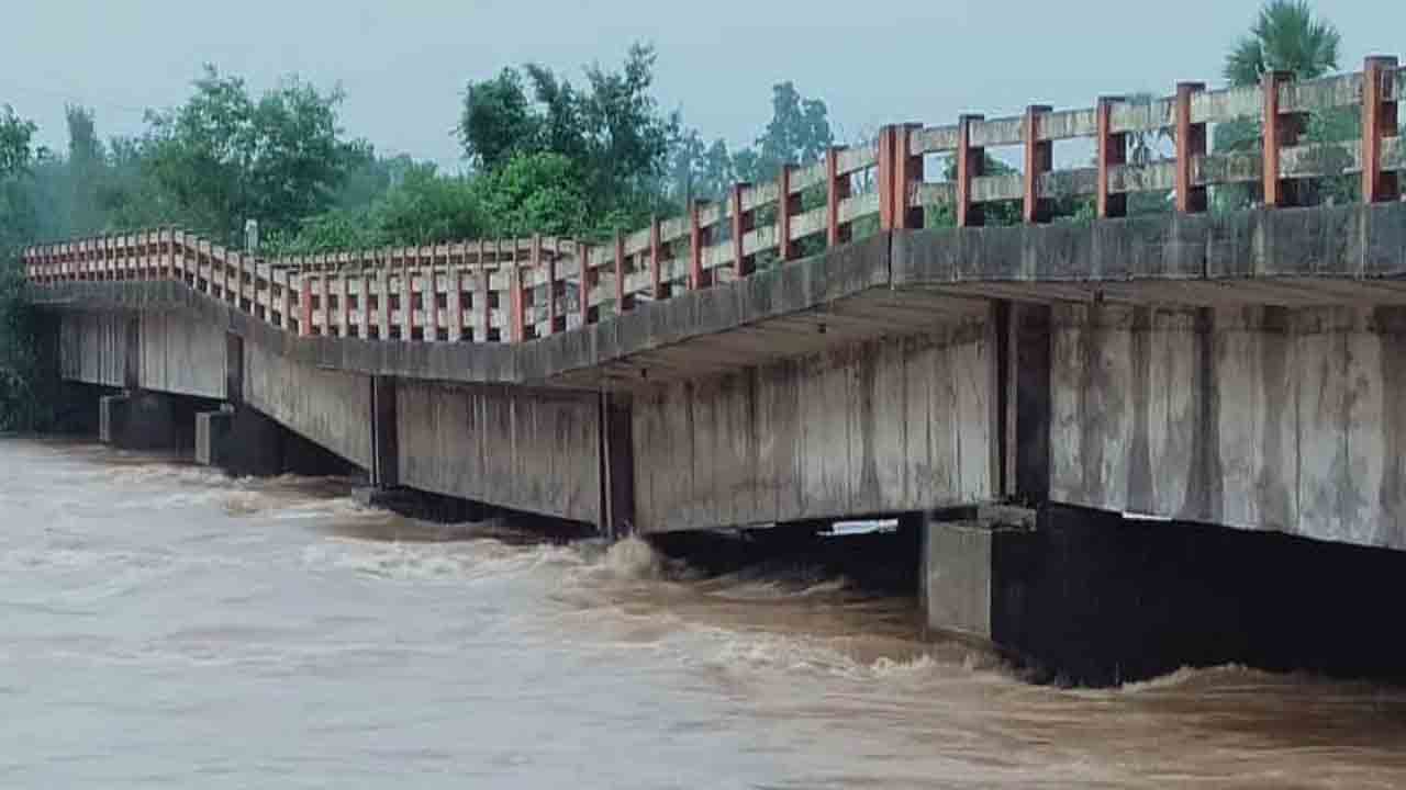 SRSP | ఎస్‌ఆర్‌ఎస్పీ కాలువపై కుంగిన బ్రిడ్జి.. 163వ జాతీయరహదారిపై నిలిచిన రాకపోకలు