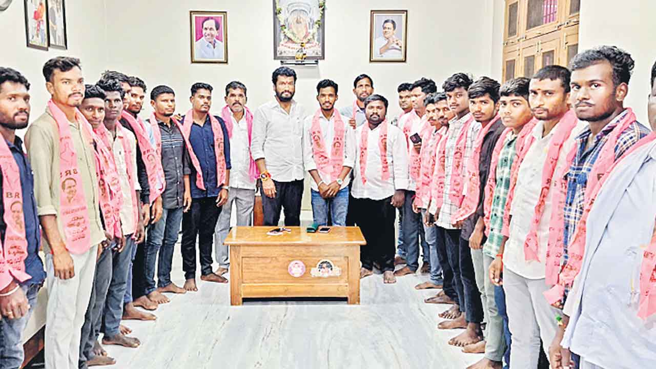 బీఆర్ఎస్లో చేరిన ఆదివాసీ యూత్ సభ్యులు