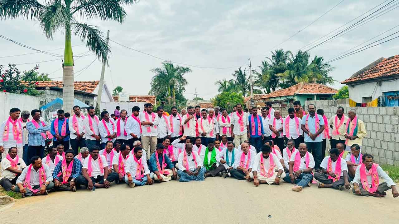 BRS | యూరియా కోసం రోడ్డుపై బైఠాయించి బీఆర్ఎస్ నేతల ధర్నా