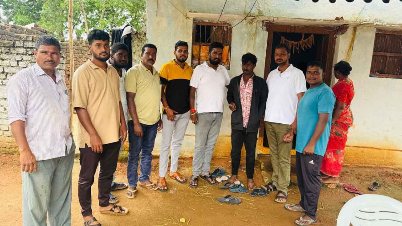 BRS | బాధిత కుటుంబానికి ఆర్థిక సాయం అందజేసిన బీఆర్‌ఎస్‌ నాయకులు