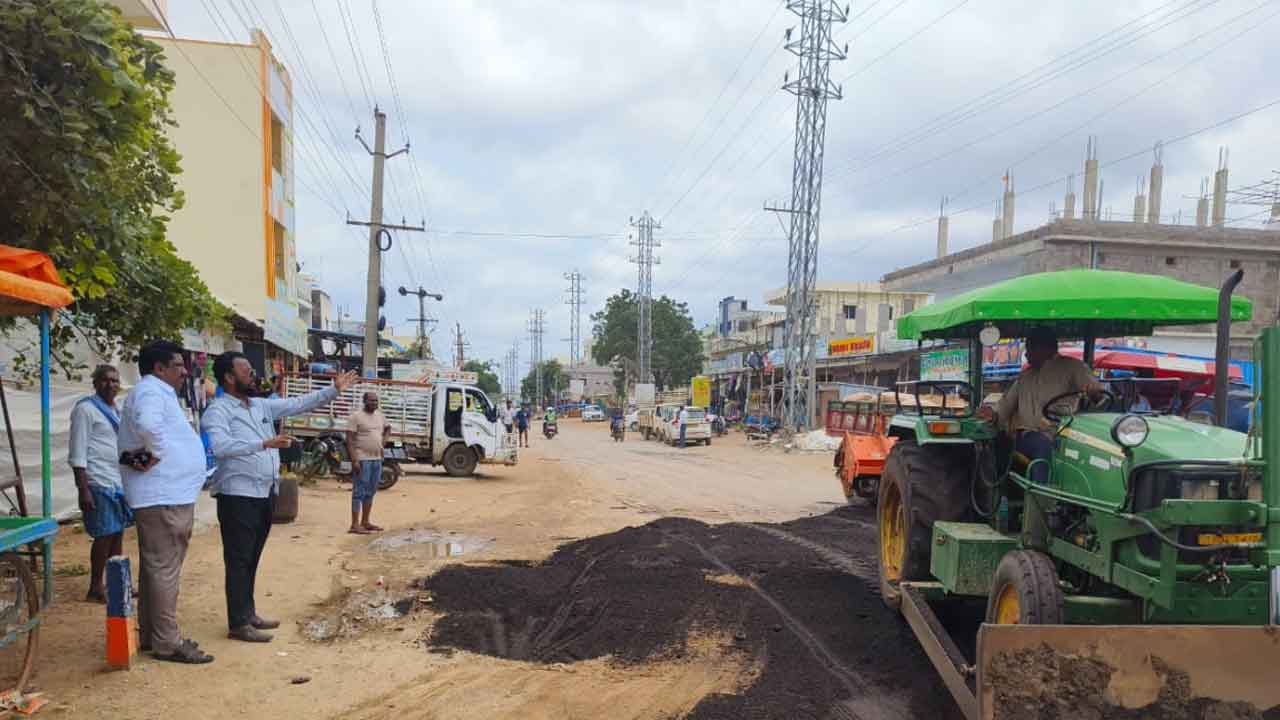 BRS leaders | రోడ్డుపై ఏర్పడిన గుంతలను పూడ్చిన బీఆర్ఎస్ నాయకులు