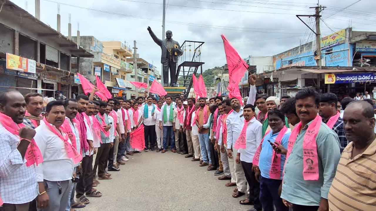 BRS leaders | యూరియా కోసం కదం తొక్కిన బీఆర్‌ఎస్ నాయకులు