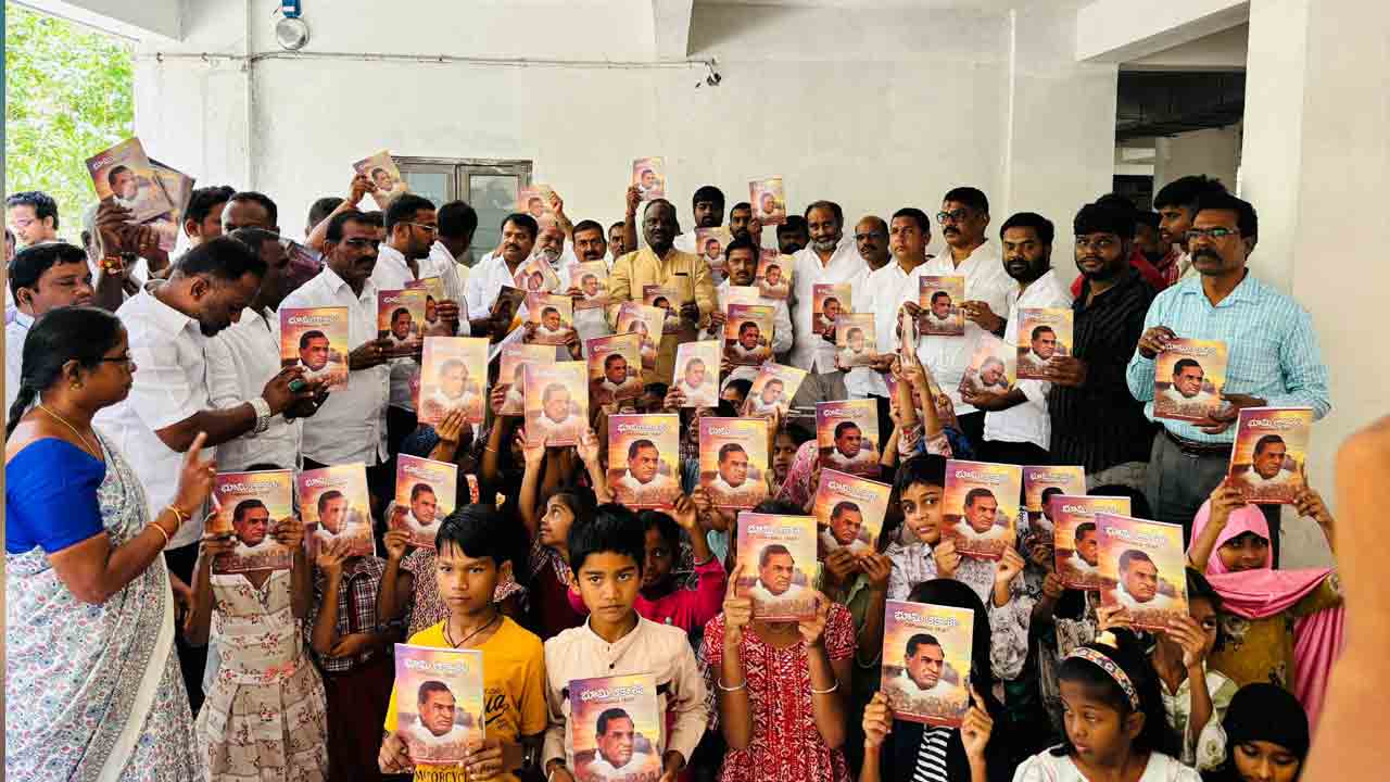 BRS Leaders | పేద విద్యార్థులకు అండగా.. ప్రైవేట్‌ టీచర్లను నియమించిన బీఆర్ఎస్ నాయకులు