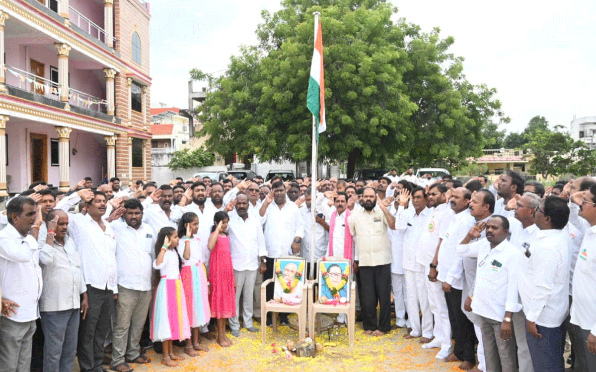 Nalgonda : బీఆర్ఎస్ న‌ల్ల‌గొండ కార్యాల‌యంలో జాతీయ ప‌తాకావిష్క‌ర‌ణ‌