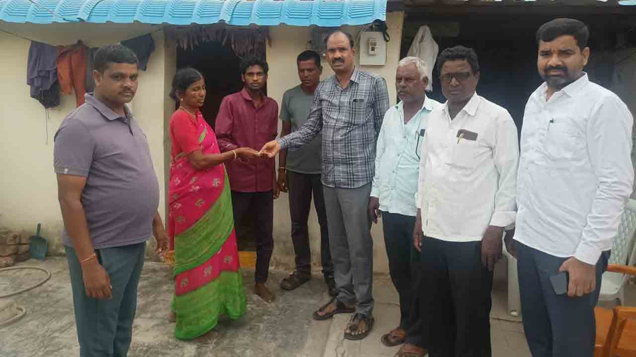 Royapole | మృతుడి కుటుంబానికి ఆర్ధిక సాయం.. పార్టీ కార్యకర్తలకు అండగా ఉంటామని భరోసా..!