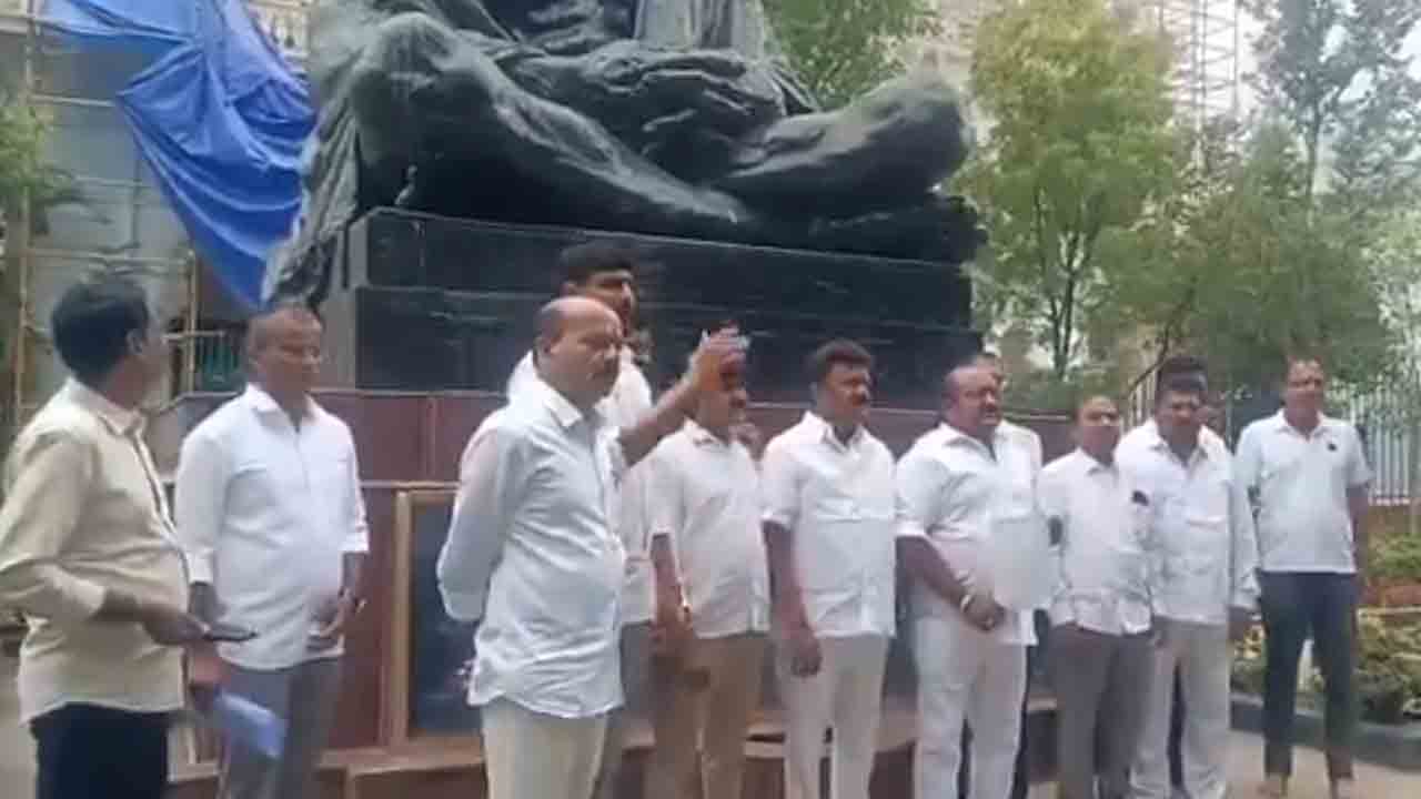 BRS | అసెంబ్లీ ఆవరణలోని గాంధీ విగ్రహం ముందు బీఆర్ఎస్ ఎమ్మెల్యేల మెరుపు ధర్నా