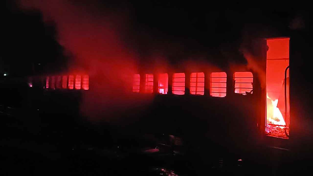 క్యాంపింగ్‌ కోచ్‌లో మంటలు