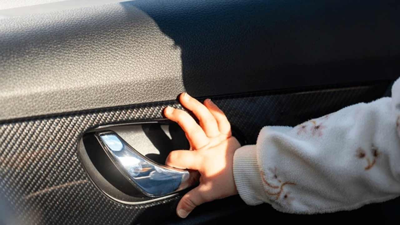 మహానందిలో తల్లిదండ్రుల నిర్లక్ష్యం.. చిన్నారి ప్రాణం కాపాడిన కానిస్టేబుల్‌