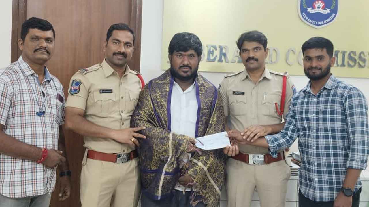 CCTV cameras | సీసీ కెమెరాలతో నేరాల నియంత్రణ : సీఐ గంగాధర్‌