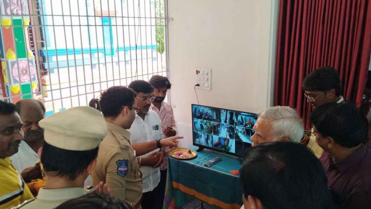 CCTV cameras | ఉచితంగా సీసీ కెమెరాలు అందజేసిన అశోక్‌ కుమార్‌